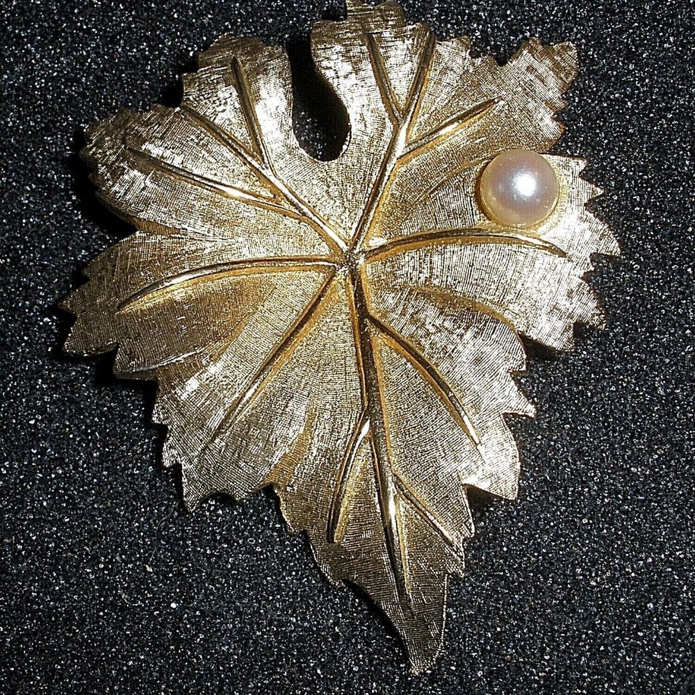 Vintage 1950's CHAREL Maple Leaf w Cultured Pearl LARGE Brooch Goldtone AUTUMN